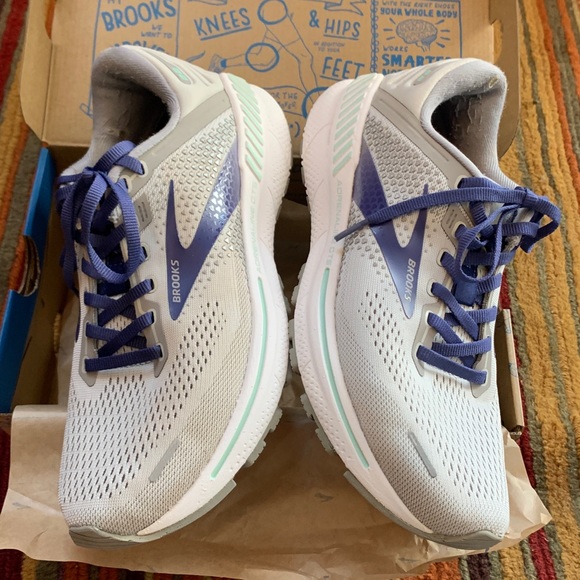 Women’s Size 8.5 Medium Width (B) Brooks Adrenaline GTS 22 Running Shoes - Picture 4 of 7